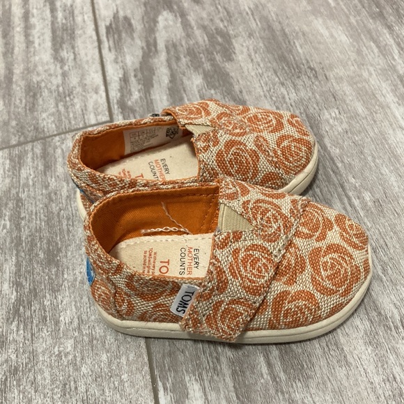Toddler tiny toms shoes in orange size 4 - Picture 4 of 5